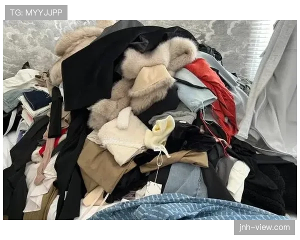 贾一凡随手一拍，衣帽间全是限量款，我的衣柜瞬间沉默